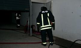 Požeminėje stovėjimo aikštelėje liepsnojo automobilis