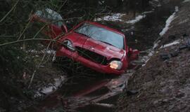 Raudono "Mercedes-Benz" vairuotojui - šaltas rytinis dušas