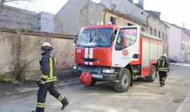 Klaipėdoje degė apleistas pastatas