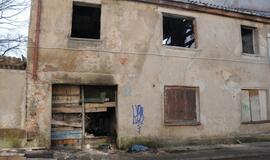 Klaipėdoje degė apleistas pastatas