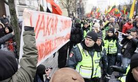 Kovo 11-ajai skirtų eitynių dalyviams kelią pastojo provokatoriai