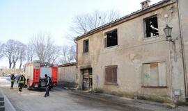 Klaipėdoje degė apleistas pastatas