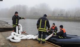 Danės upėje -  naftos dėmės