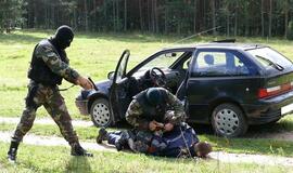 Po gaudynių pasieniečiai sulaikė vogtu automobiliu sprukusius kontrabandininkus