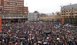 Dešimtys tūkstančių norvegų drauge užtraukė A. B. Breiviko nekenčiamą dainą