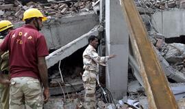 Indijoje sugriuvus fabrikui žuvo du žmonės, 100 laikomi dingusiais