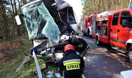 Lenkijoje susidūrė autobusas, sunkvežimis ir keleivinė mašina