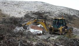 Griaunamas apleistas pastatas Smiltynėje