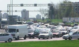 BMW ir sunkvežimio avarija sudarė spūstis