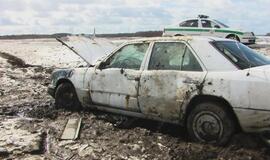 Dėl sniego virto dar vienas automobilis