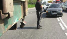 BMW ir sunkvežimio avarija sudarė spūstis