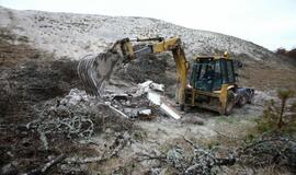 Griaunamas apleistas pastatas Smiltynėje