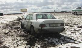 Dėl sniego virto dar vienas automobilis