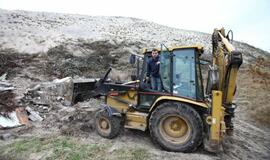 Griaunamas apleistas pastatas Smiltynėje