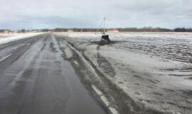 Dėl sniego virto dar vienas automobilis