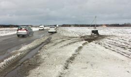 Dėl sniego virto dar vienas automobilis