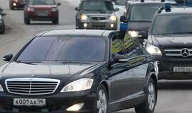 Vladimiras Putinas ketina visus valdininkus persodinti į rusiškus automobilius