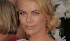 Charlize Theron dantų košmaras