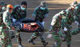 Indonezijos gelbėtojai bando pasiekti sudužusio "Suchoj" lėktuvo juodąją dėžę
