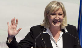 M. Le Pen netiesiogiai paragino savo rinkėjus antrajame prezidento rinkimų rate balsuoti ir prieš N. Sarkozi, ir prieš F. Olandą