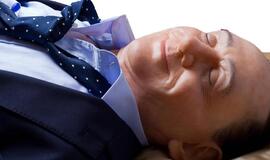 Makabriškas menas: stikliniame karste eksponuojama Silvio Berlusconi figūra
