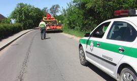 Girtas vairuotojas automobilį "paslėpė" krūmuose