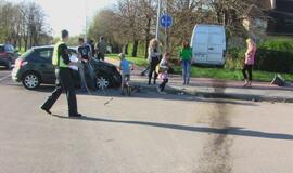 Moters vairuojamas mažylis taranavo mikroautobusą