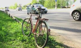 Būna ir taip: dviratis "nutrenkė" automobilį