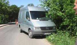 Girtas vairuotojas automobilį "paslėpė" krūmuose