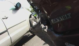 Neaiškioje avarijoje - trys šeimyniniai automobiliai