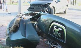 Moters vairuojamas mažylis taranavo mikroautobusą