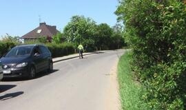 Girtas vairuotojas automobilį "paslėpė" krūmuose