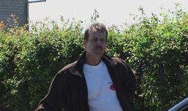 Girtas vairuotojas automobilį "paslėpė" krūmuose