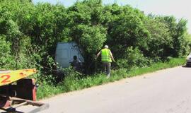 Girtas vairuotojas automobilį "paslėpė" krūmuose