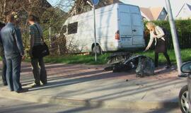 Moters vairuojamas mažylis taranavo mikroautobusą