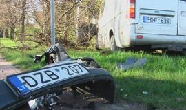 Moters vairuojamas mažylis taranavo mikroautobusą