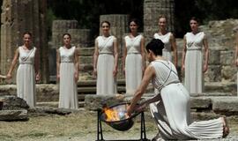 Olimpijoje įžiebta olimpinė ugnis