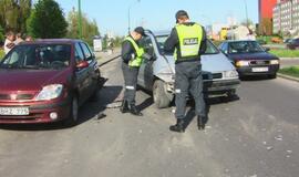 Neaiškioje avarijoje - trys šeimyniniai automobiliai