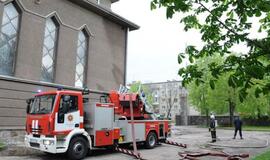 Ugniagesiai pratybų metu "gesino" bažnyčią