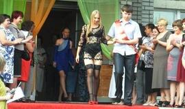 Ukrainoje abiturientė per išleistuves pasirodė nėriniuotais apatiniais