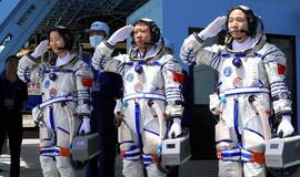 Kinijos astronautai sėkmingai grįžo į Žemę