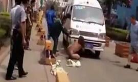 Moteris Kinijoje nuoga atsigulė prieš greitąją, kad ši neišvežtų į ligoninę sužeistos jos vyro meilužės