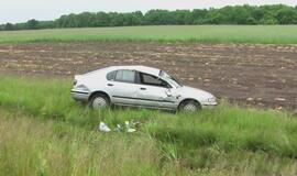 Autostradoje po susidūrimo vertėsi automobilis