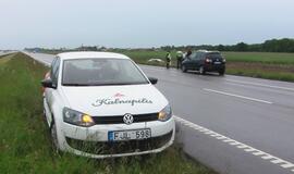 Autostradoje po susidūrimo vertėsi automobilis