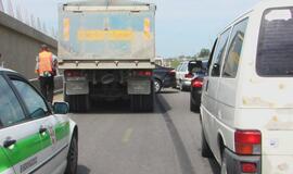 Savivarčio vairuotojas nejuto, kad stumia automobilį