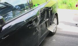 Savivarčio vairuotojas nejuto, kad stumia automobilį