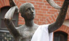 Klaipėdos universitete atidengta skulptūra "Polėkis"