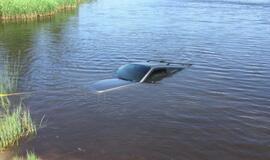 Skęsdamas ežere, vairuotojas gėrė toliau