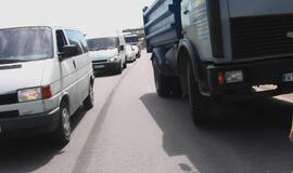 Savivarčio vairuotojas nejuto, kad stumia automobilį