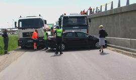 Savivarčio vairuotojas nejuto, kad stumia automobilį